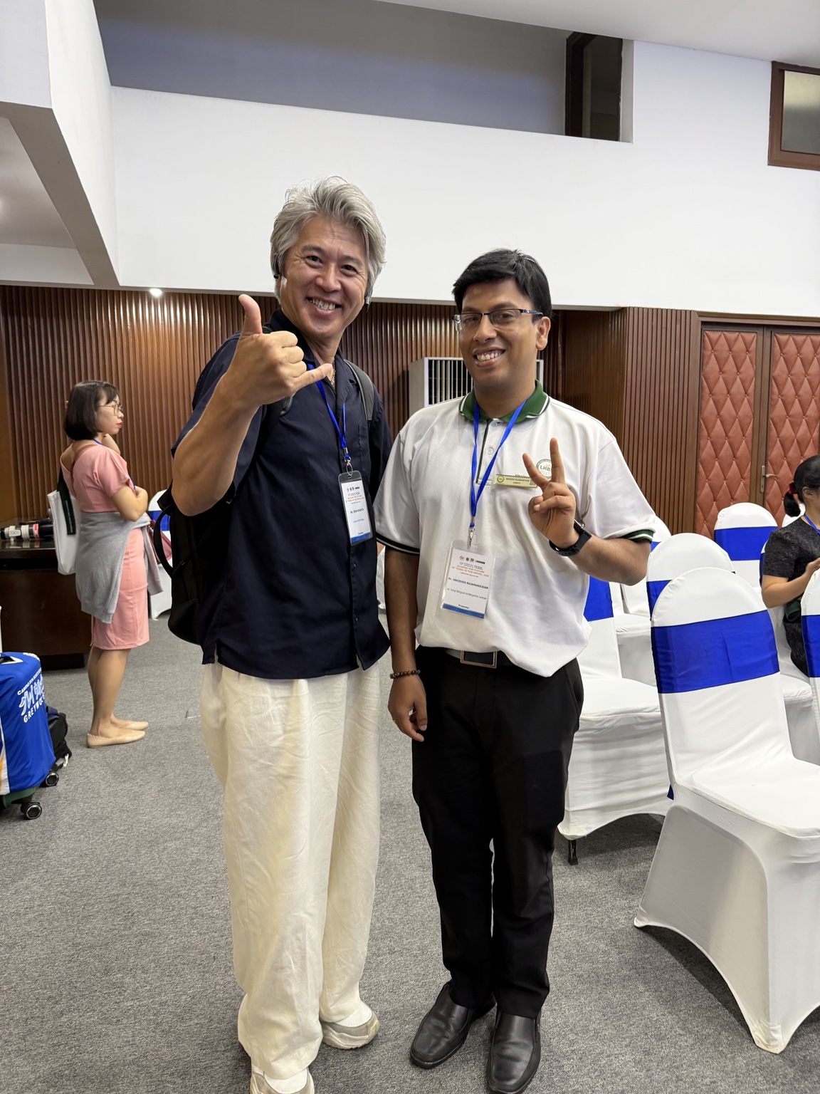 Lac Hong Bilingual Schoolの教育者 Abhishek Rajamanickam氏と。
