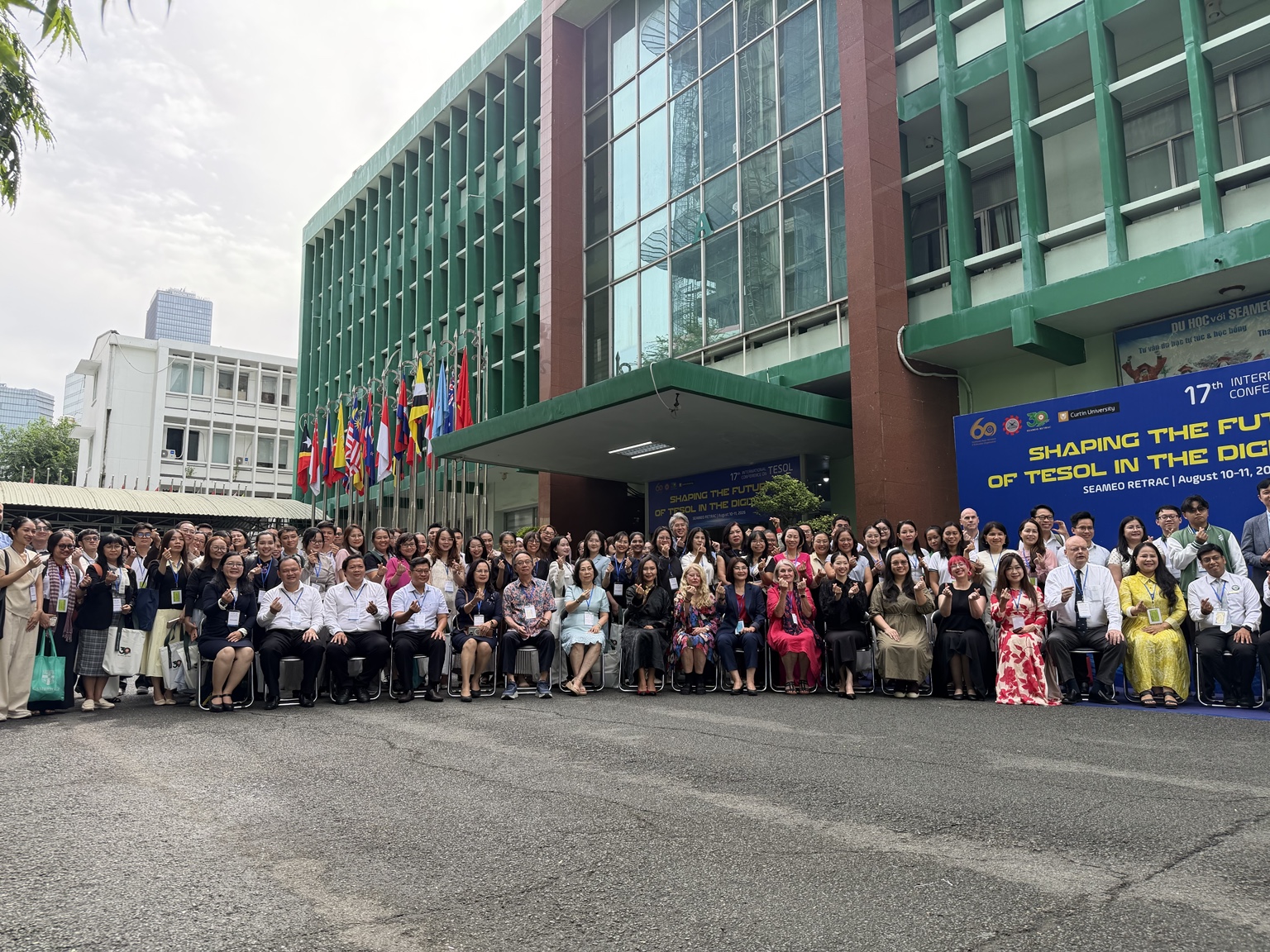 国際会議参加者の集合写真。