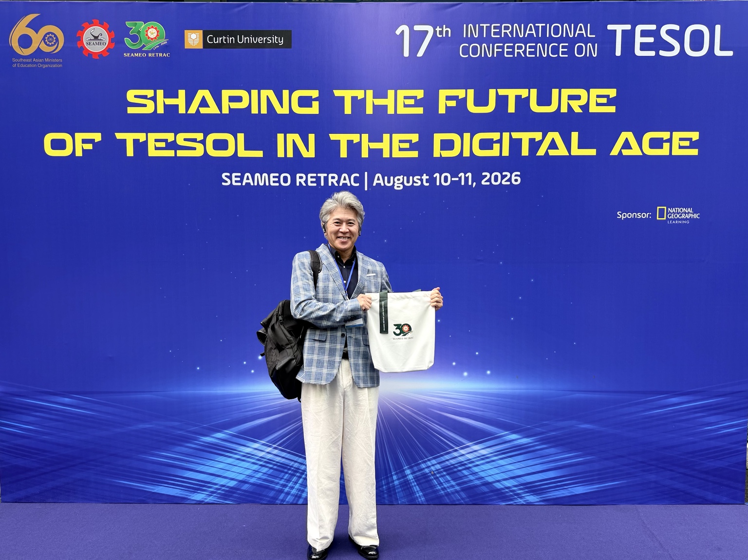 17th International Conference on TESOL 公式バックパネル前。